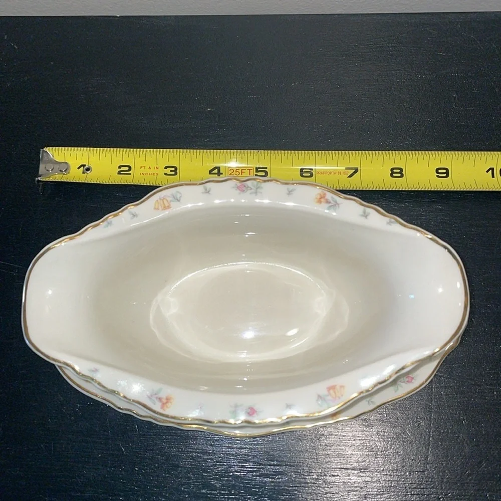Syracuse China Suzanne gravy boat w an attached underplate. Vintage. 40’s-70’s‎